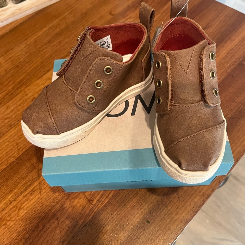 NWB Toms boots baby/walker size 6